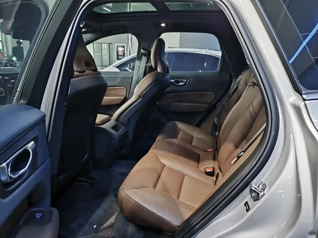 Volvo XC60 2022 — фото 10