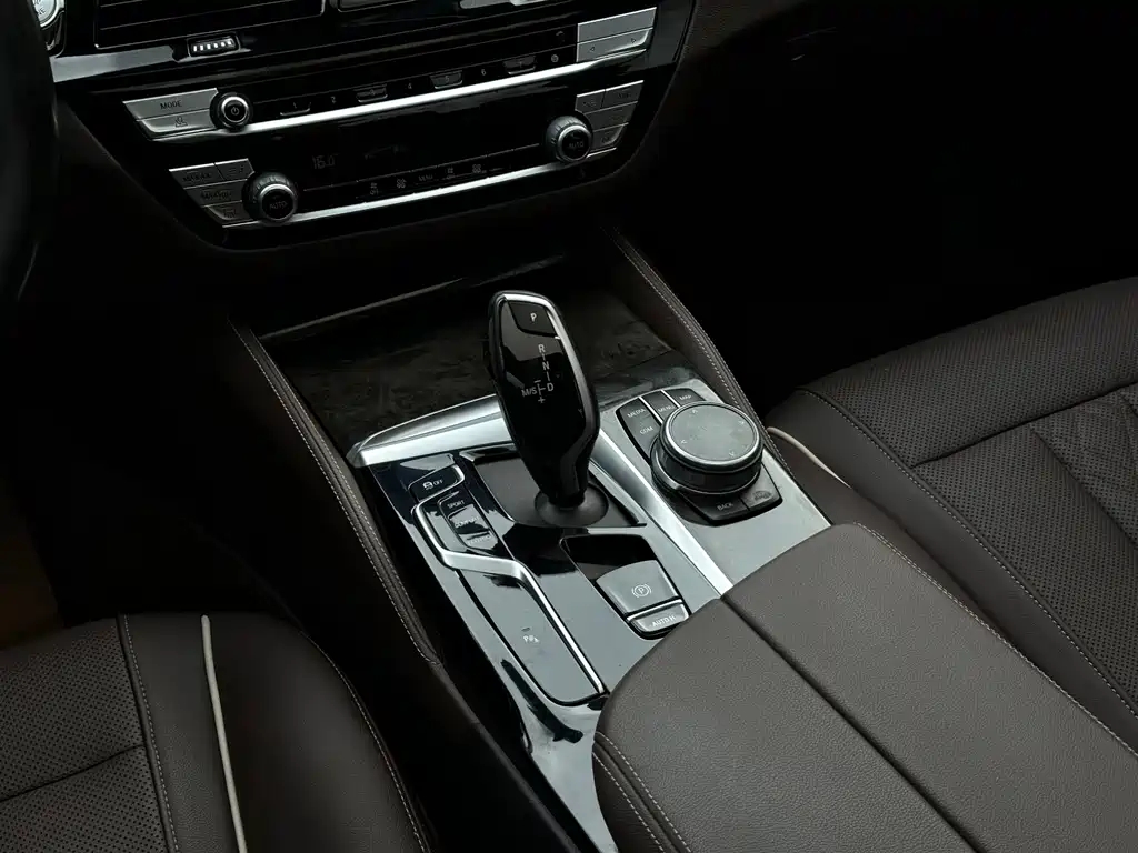 BMW 5 Series 2021 — фото 16
