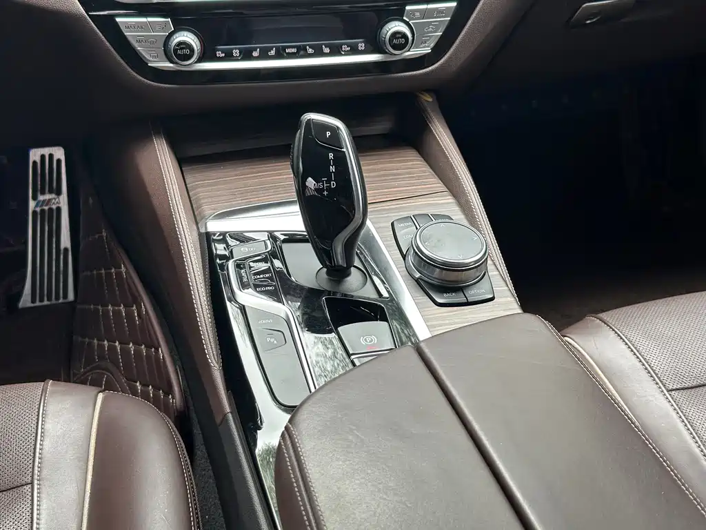 BMW 5 Series New Energy 2018 — фото 14