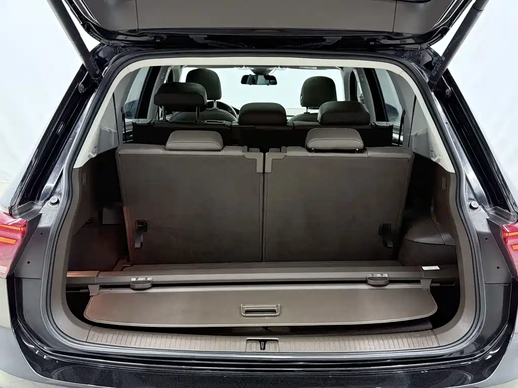 Volkswagen Tiguan L 2023 — фото 12