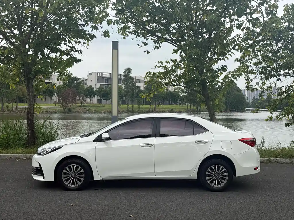 Toyota Corolla 2018 — фото 8
