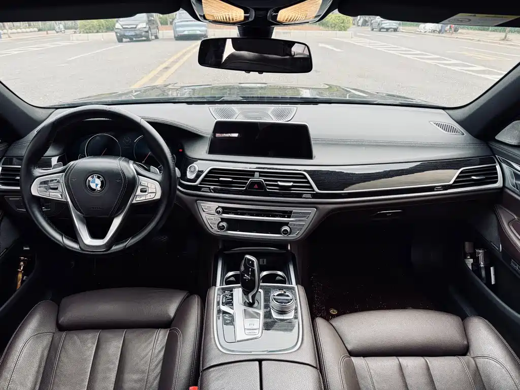 BMW 7 Series 2017 — фото 23