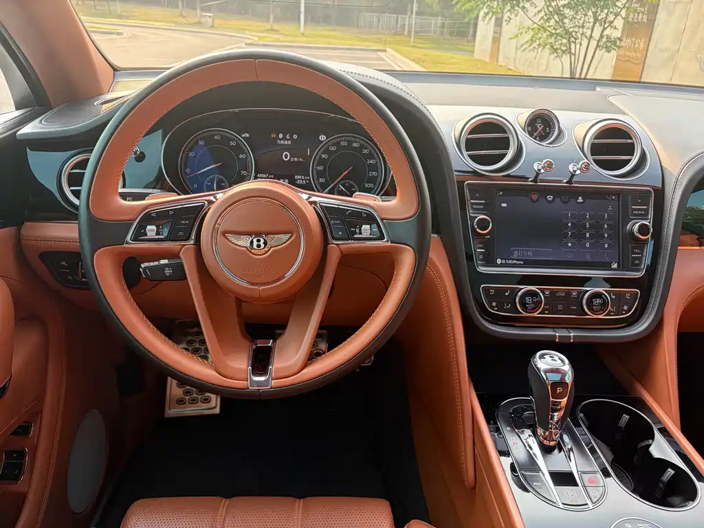 Bentley Bentayga 2018 — фото 12