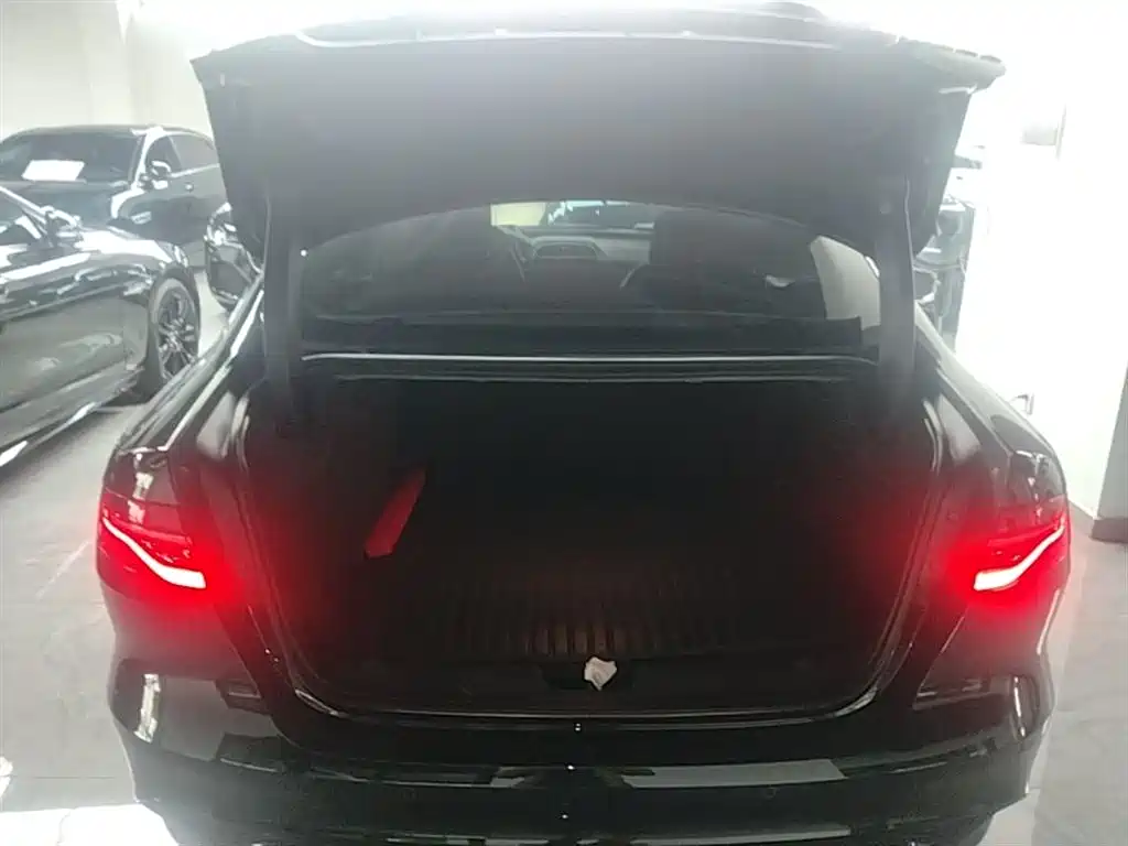 Jaguar XEL 2023 — фото 19