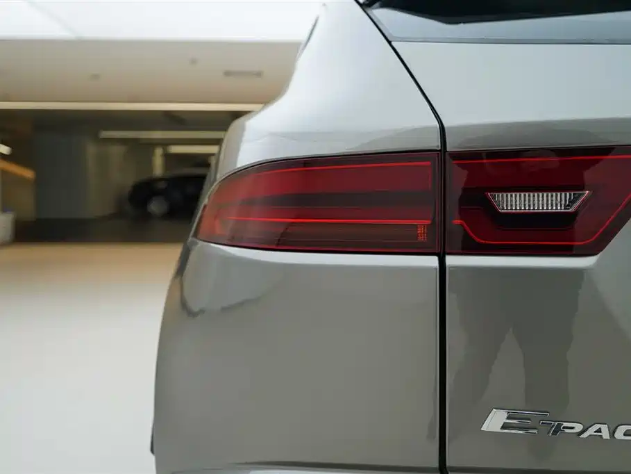 Jaguar E-PACE 2023 — фото 16