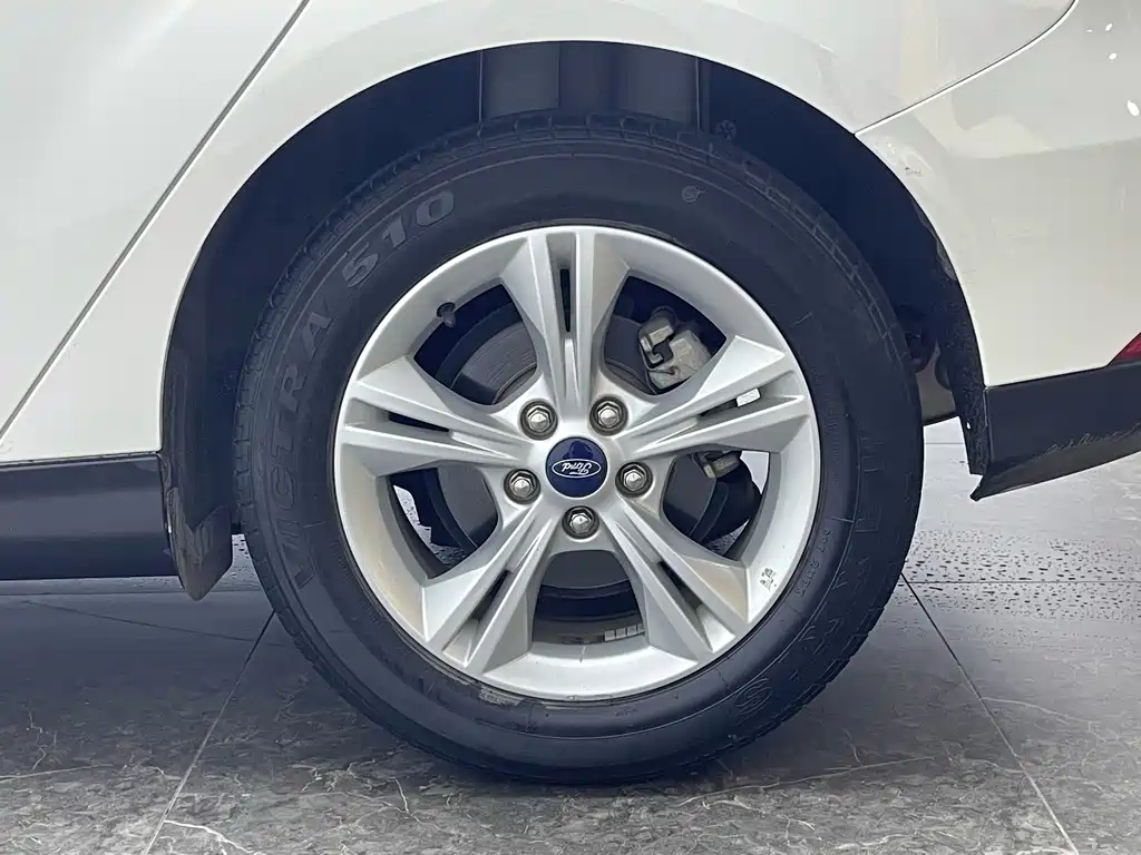 Ford Focus 2018 — фото 10