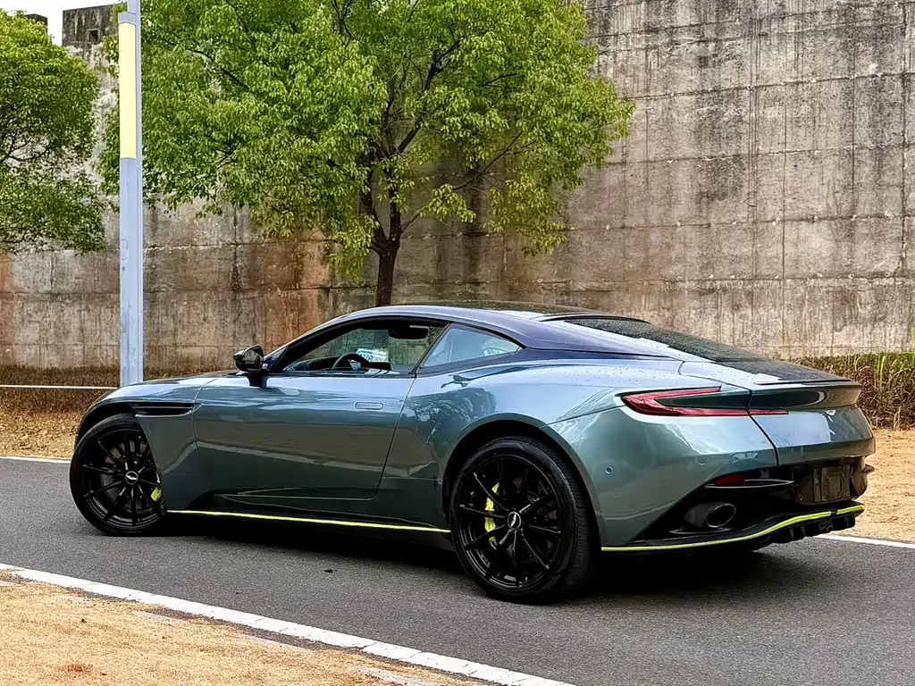 Aston Martin DB11 2019 — фото 17