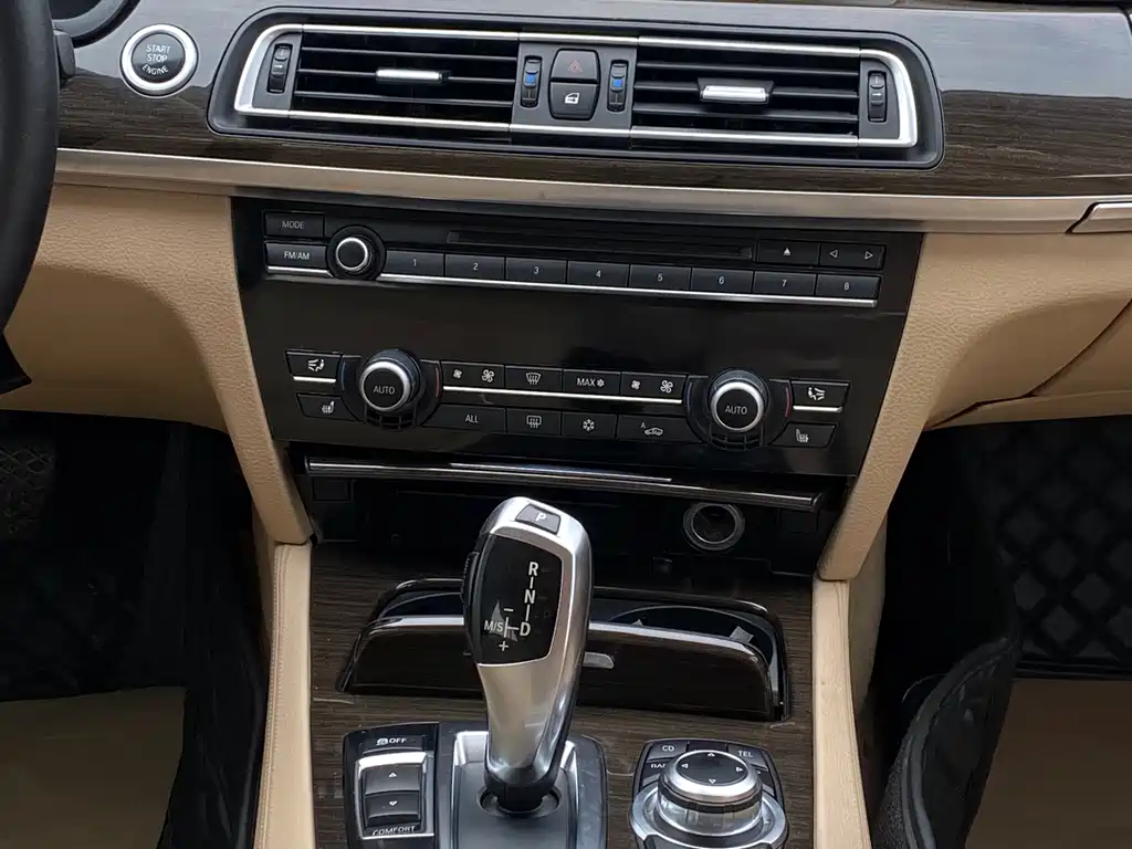 BMW 7 Series 2012 — фото 14