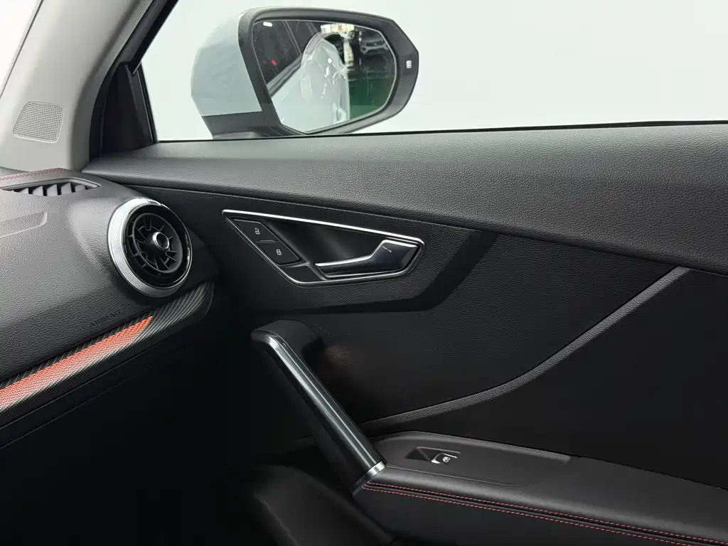 Audi Q2L 2023 — фото 10