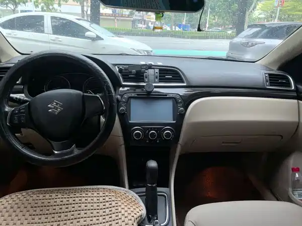 Suzuki Qiyue 2015