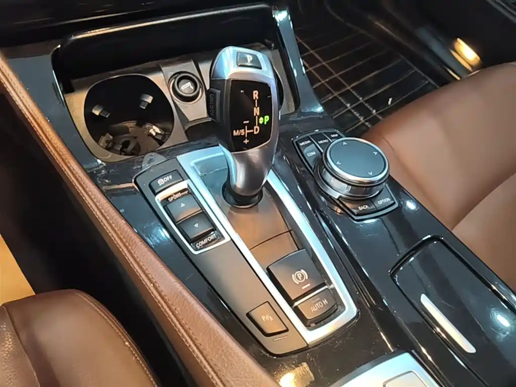 BMW 5 Series 2015 — фото 14