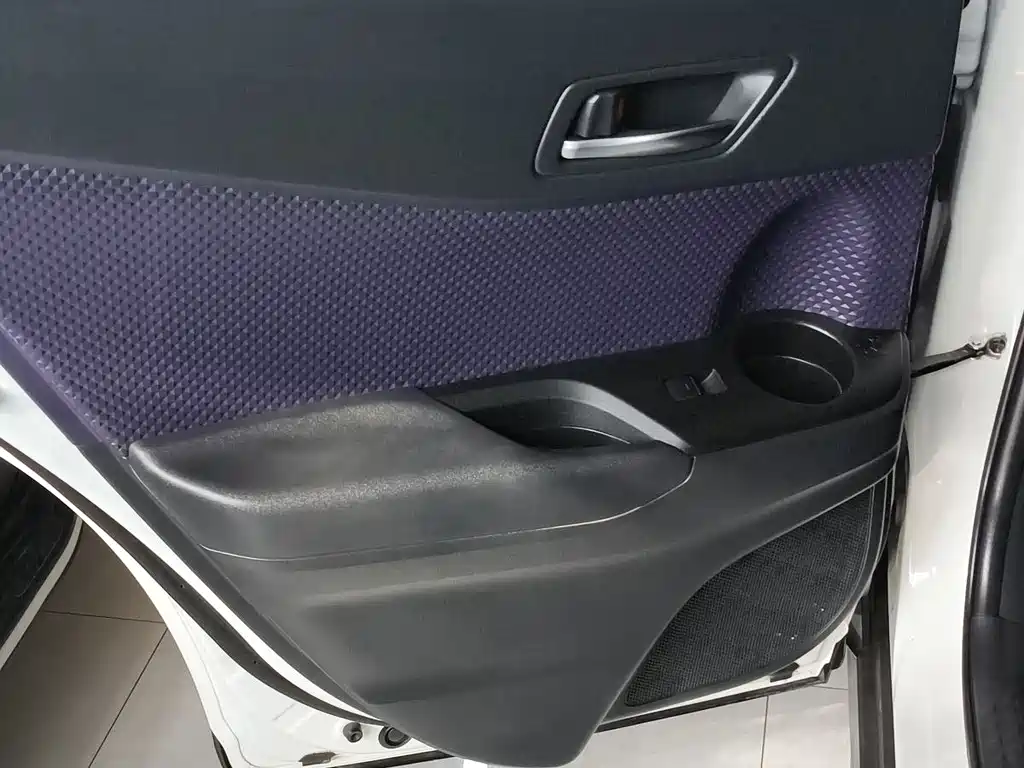 Toyota C-HR 2018 — фото 16