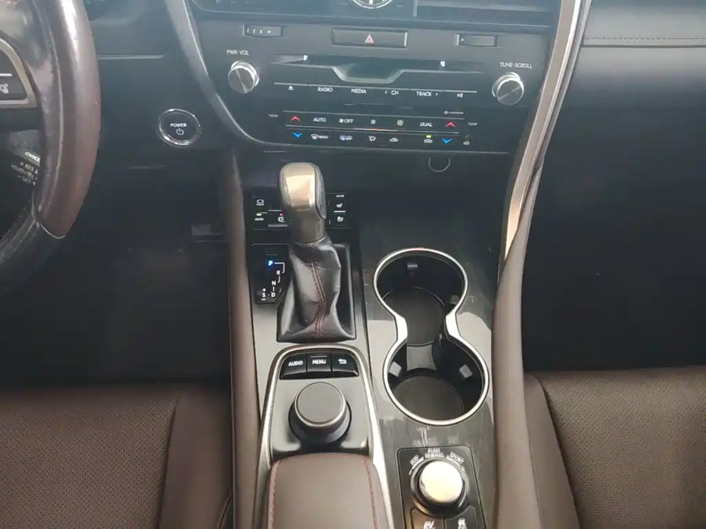 Lexus RX 2018 — фото 10