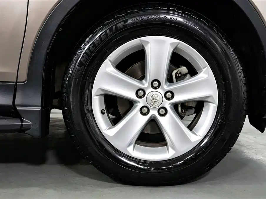 Toyota RAV4 2015 — фото 14