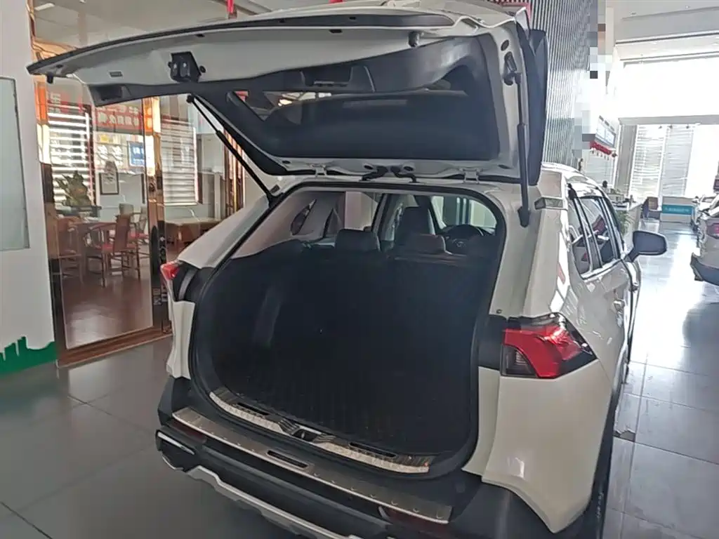 Toyota RAV4 2020 — фото 19