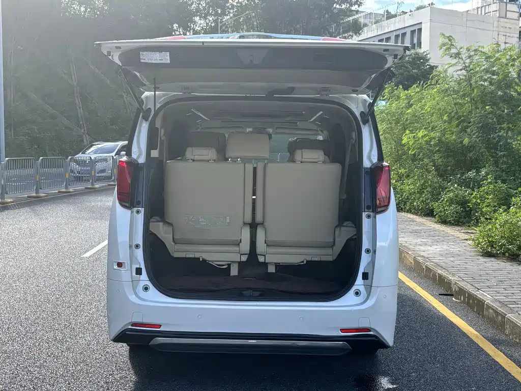 Toyota Alphard 2023 — фото 15