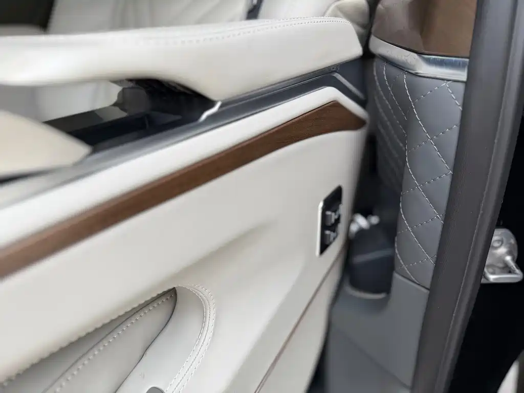Mercedes-Benz V-Class 2021 — фото 15