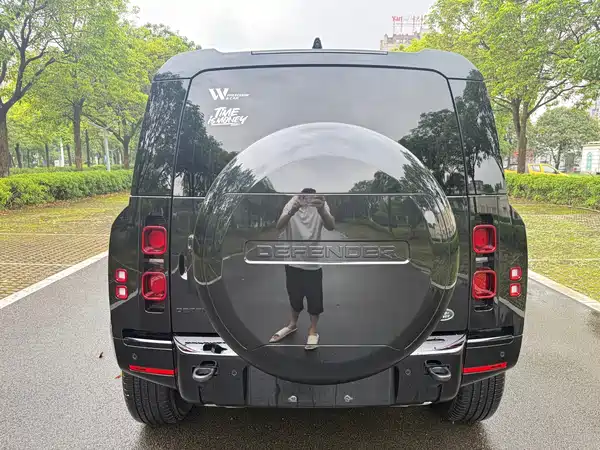 Land Rover Defender 2024