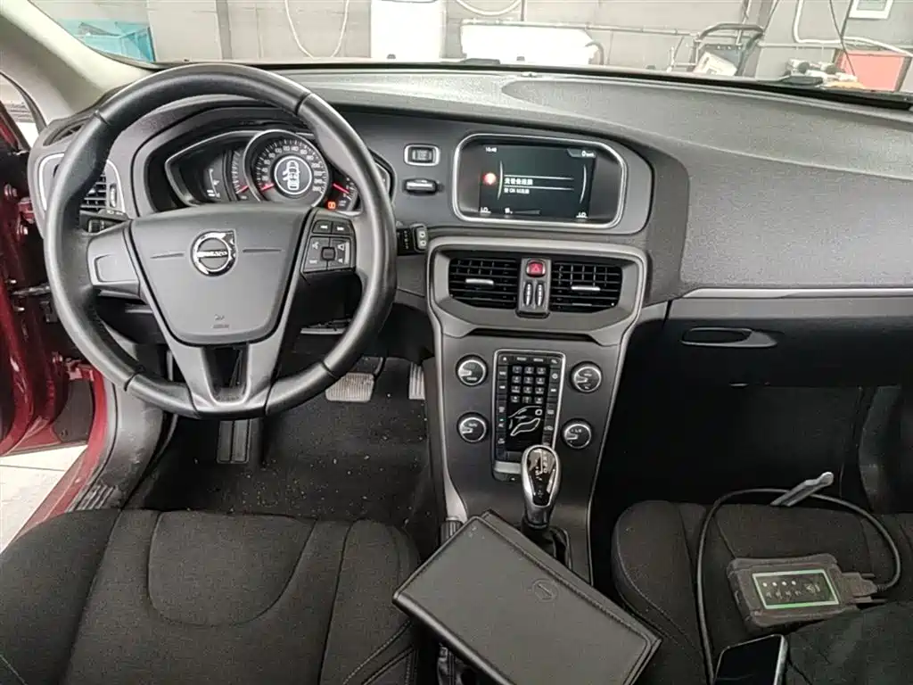 Volvo V40 2016 — фото 10