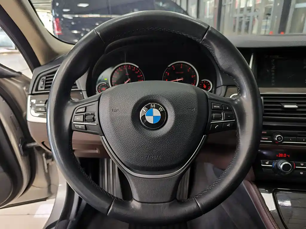 BMW 5 Series 2015 — фото 14
