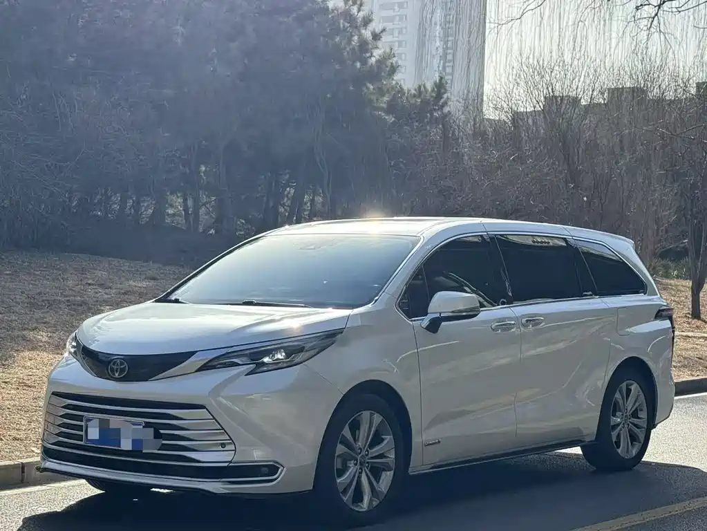 Toyota Sienna 2023 — фото 1