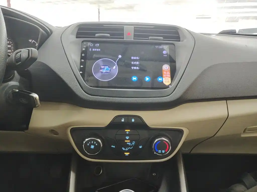 Ford Escort 2015 — фото 13