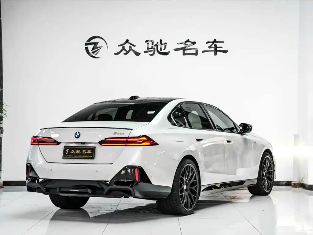 BMW 5 Series 2025 — фото 10