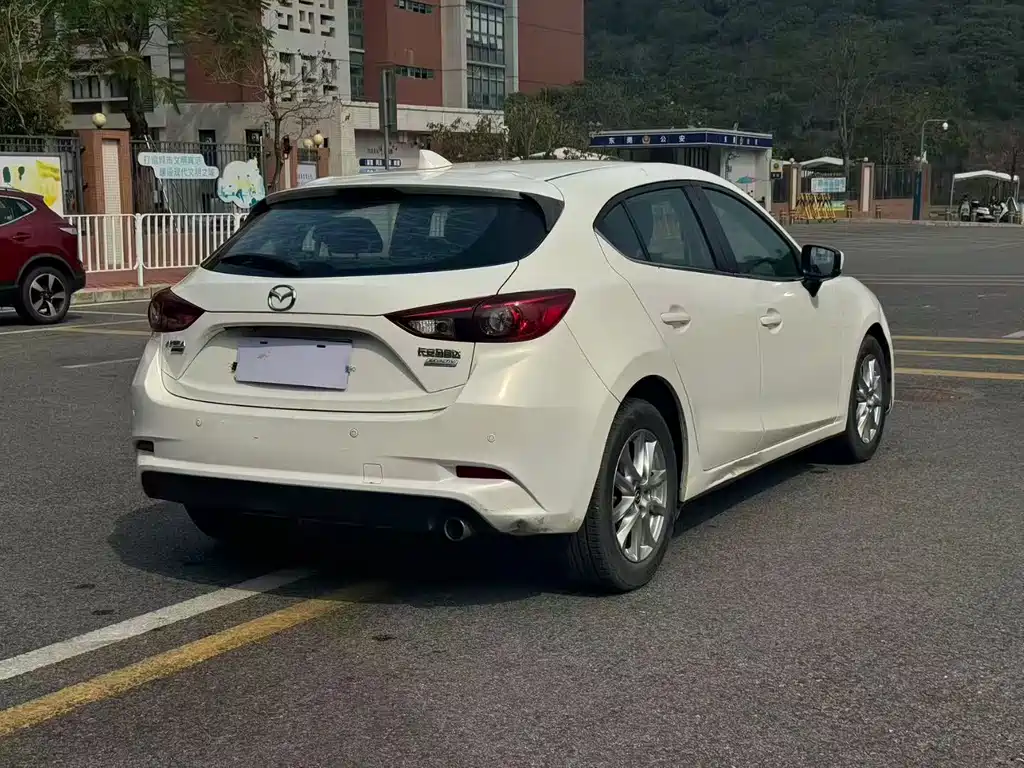 Mazda 3 Axela 2018 — фото 14