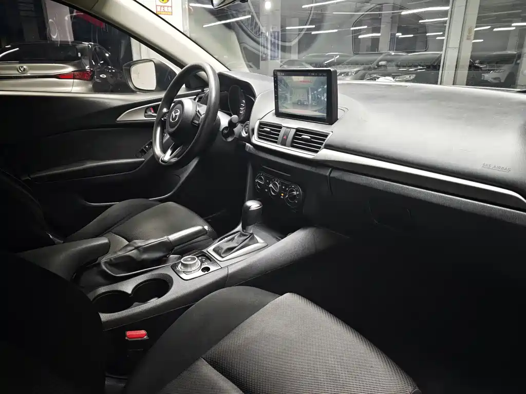 Mazda 3 Axela 2018 — фото 10