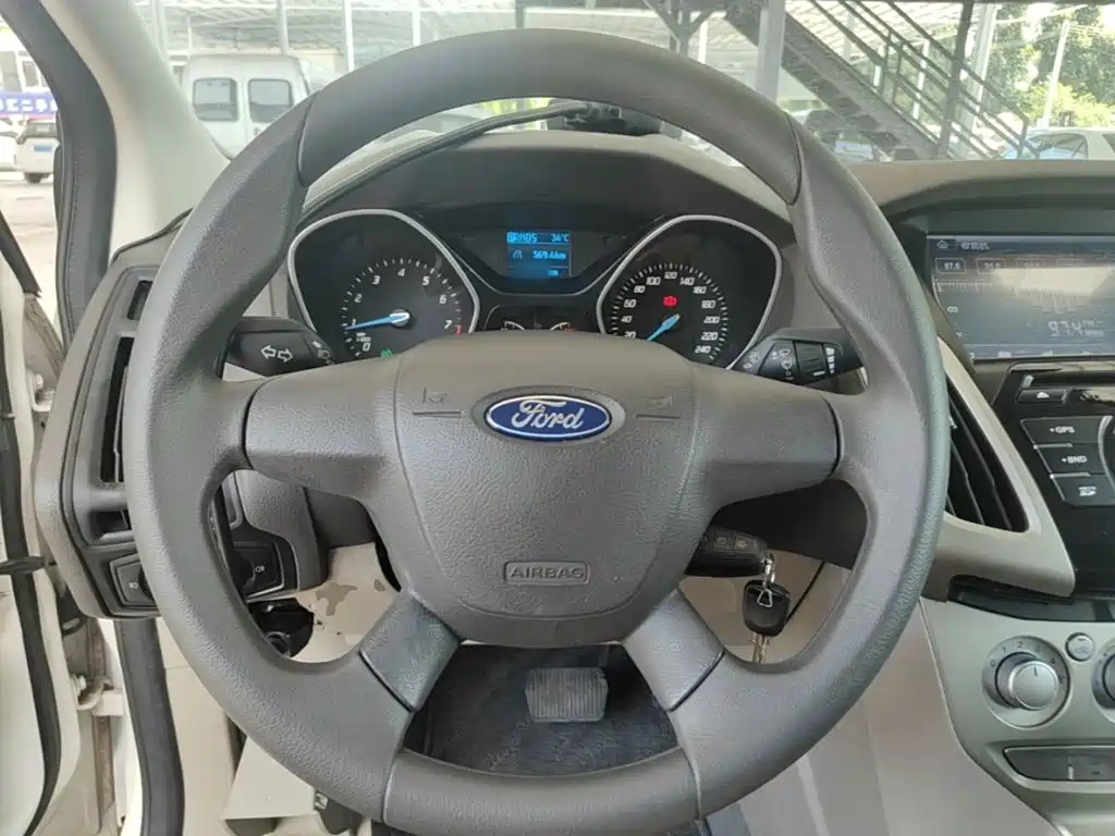 Ford Focus 2014 — фото 11
