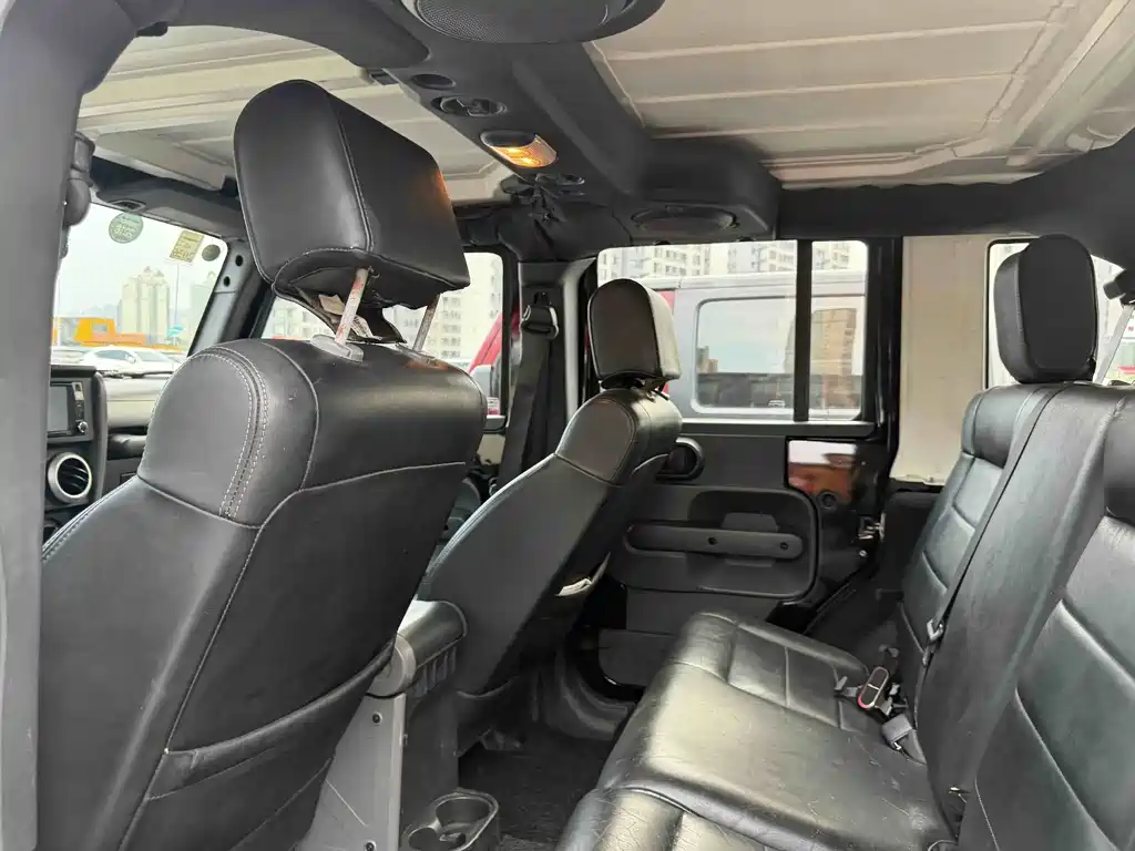 Jeep Wrangler 2010 — фото 10