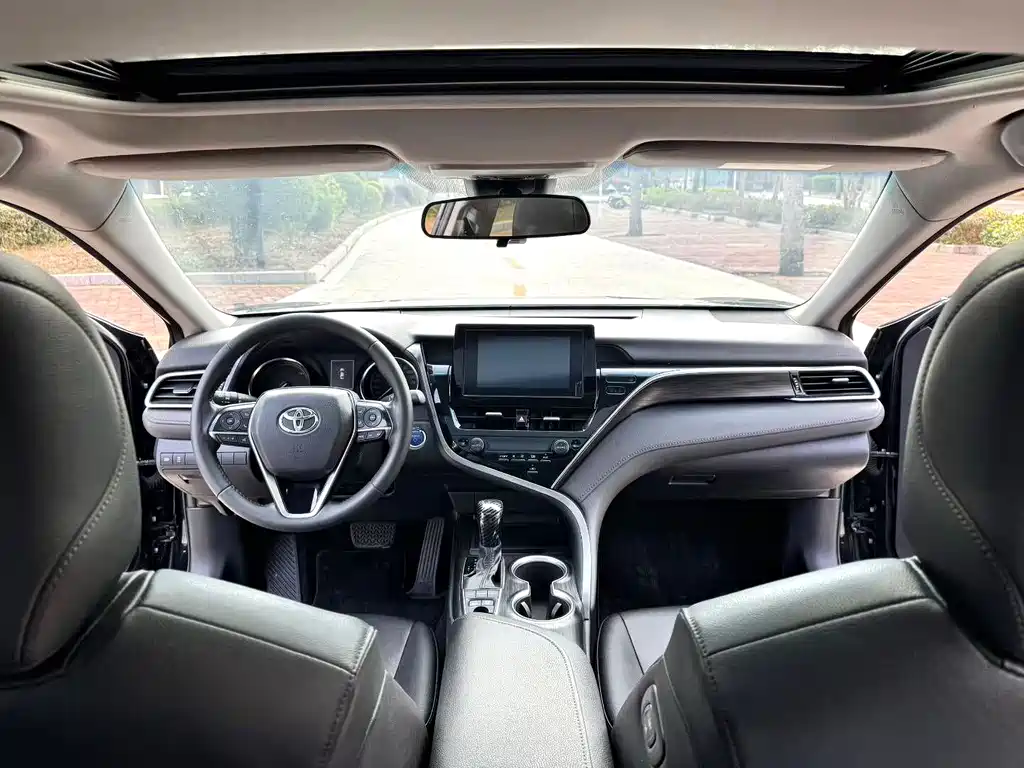 Toyota Camry 2022 — фото 8