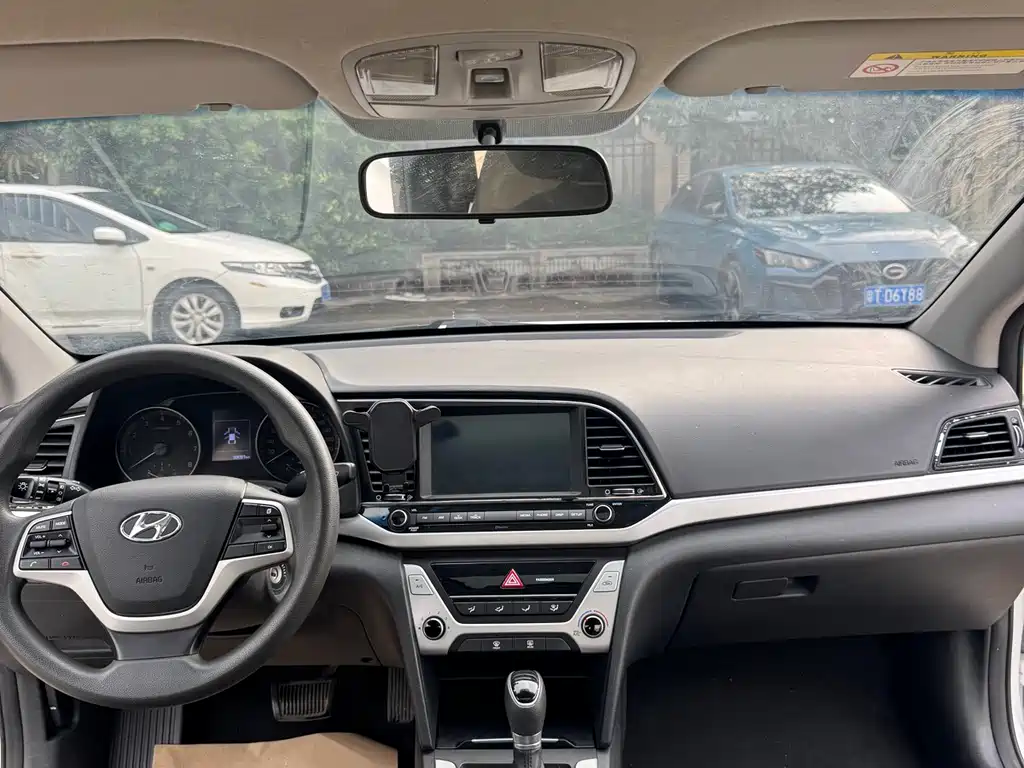 Hyundai Elantra 2018 — фото 8