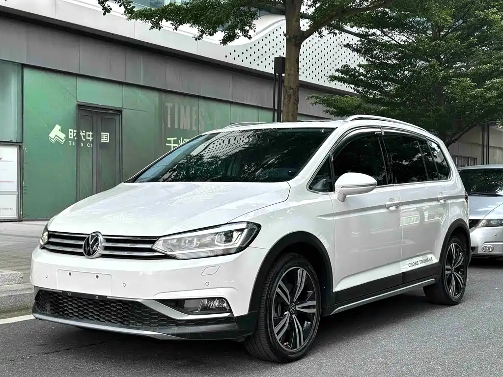 Volkswagen Touran 2021 — фото 1