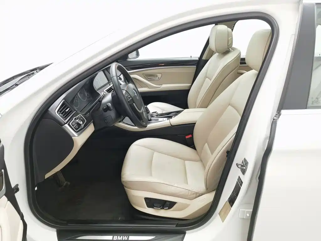 BMW 5 Series 2011 — фото 10