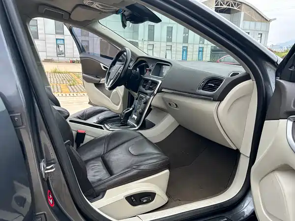 Volvo V40 2016