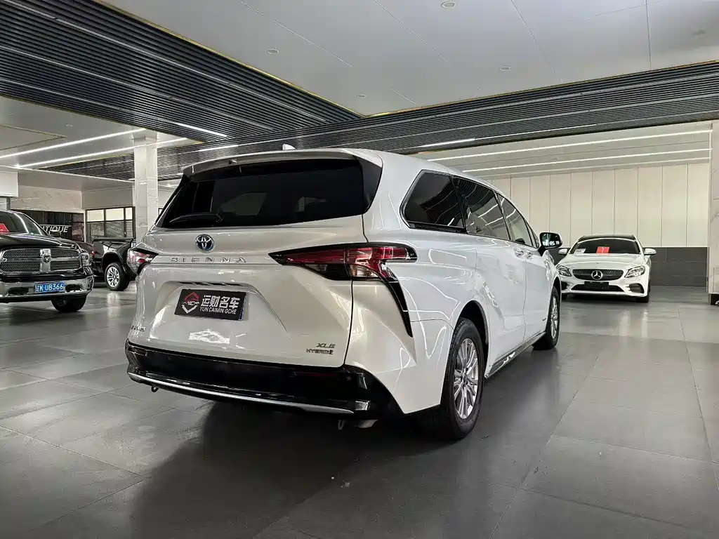 Toyota Sienna 2022 — фото 9
