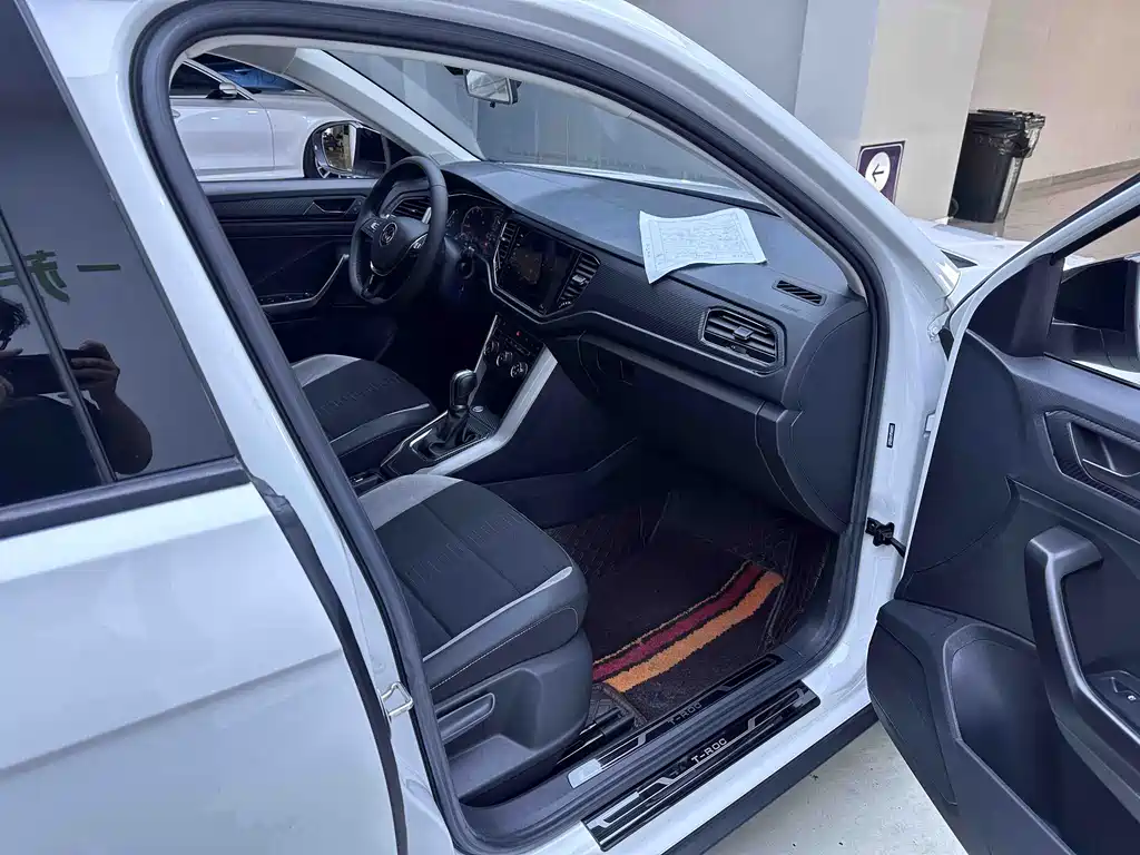 Volkswagen T-Roc 2023 — фото 11