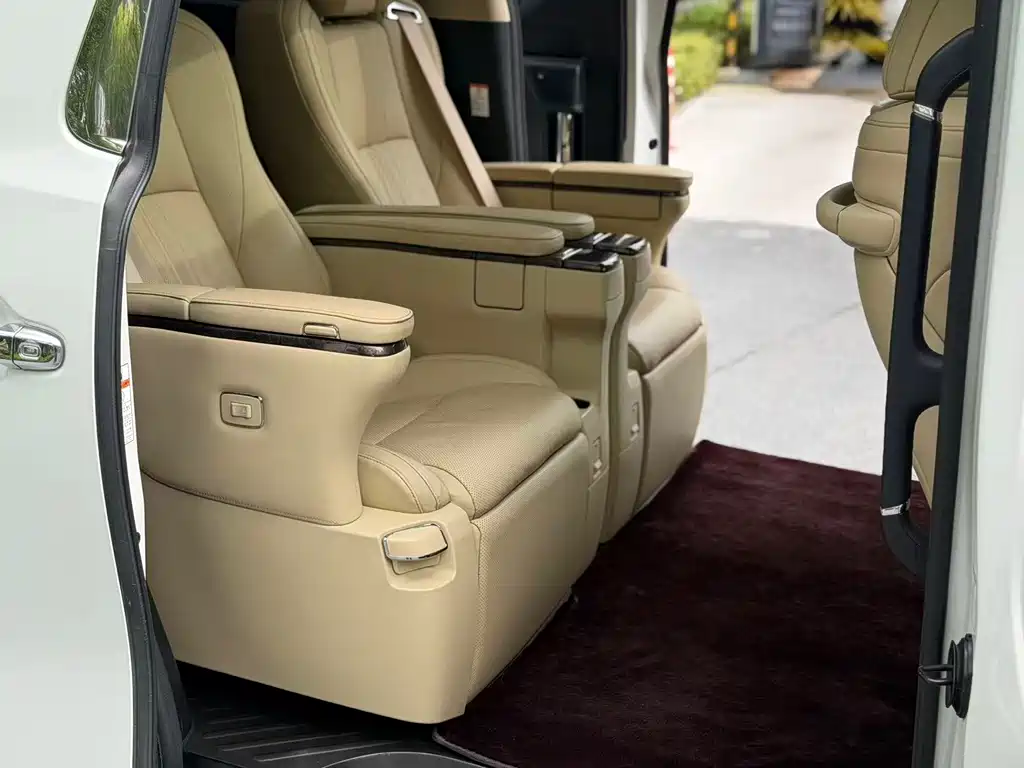Toyota Alphard 2022 — фото 14