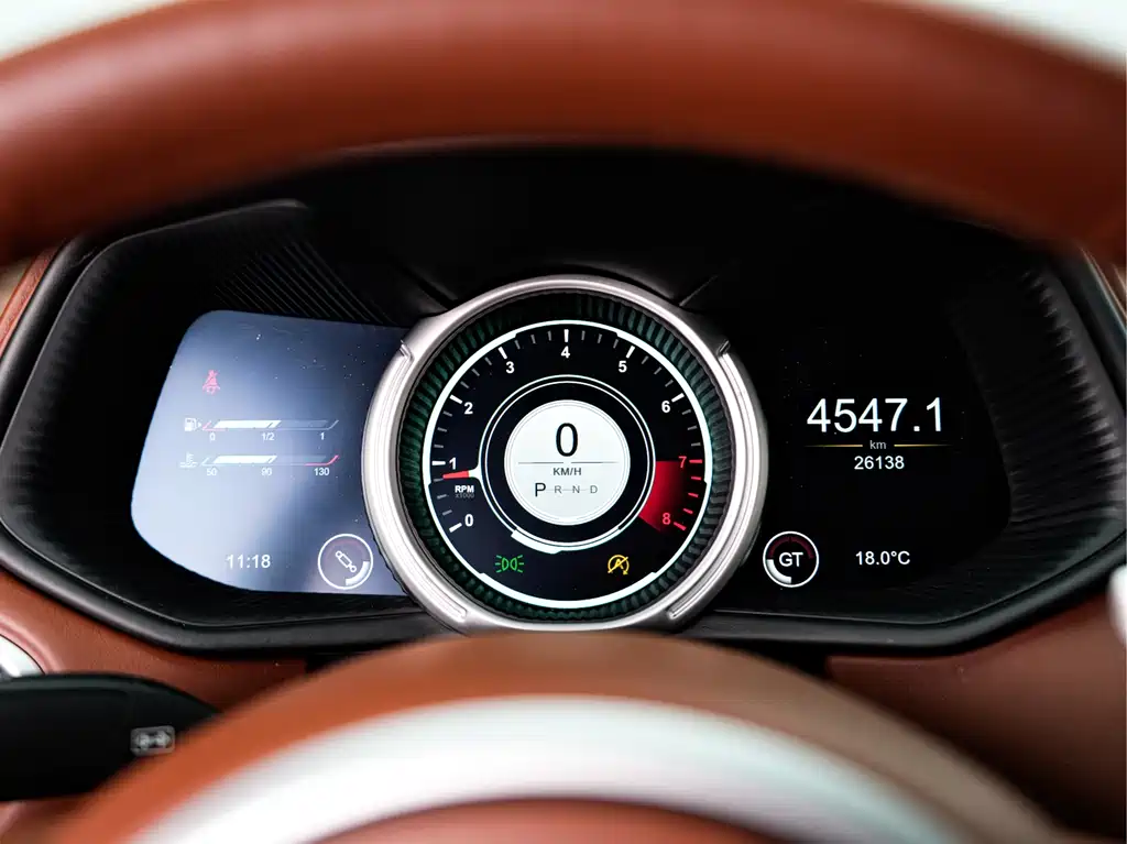 Aston Martin DB11 2019 — фото 13