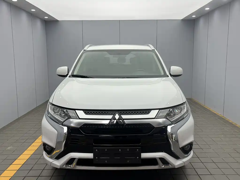 Mitsubishi Outlander 2022 — фото 2