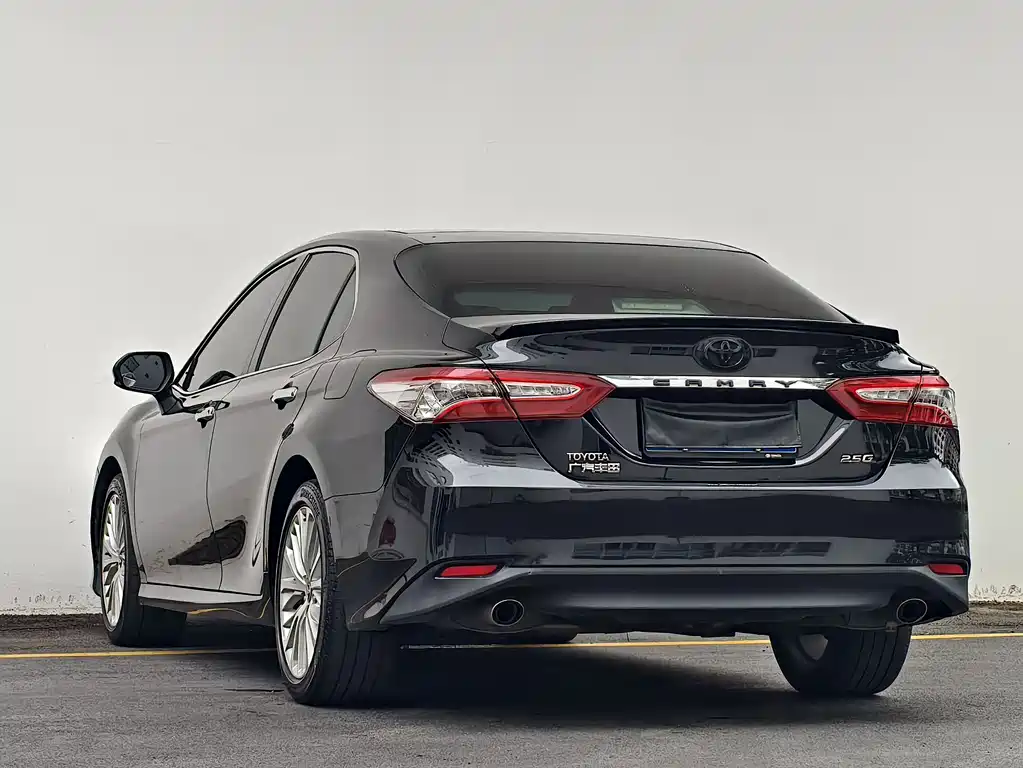 Toyota Camry 2018 — фото 15