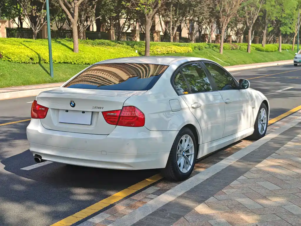 BMW 3 Series 2011 — фото 9