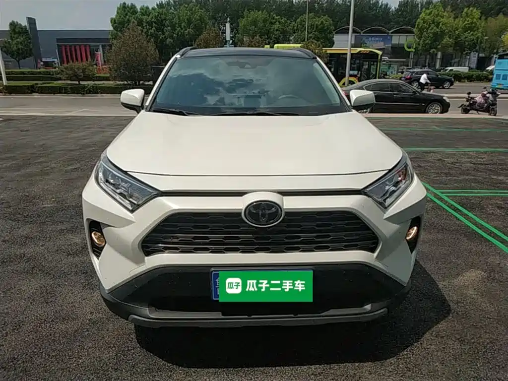 Toyota RAV4 2020 — фото 3