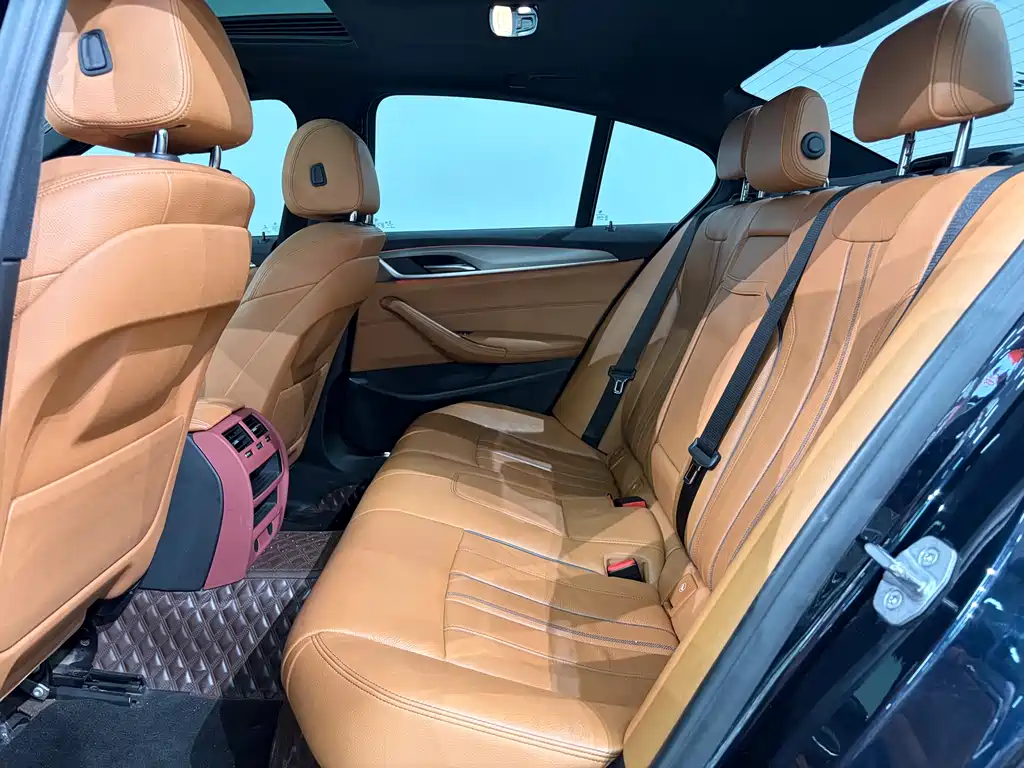 BMW 5 Series 2018 — фото 9