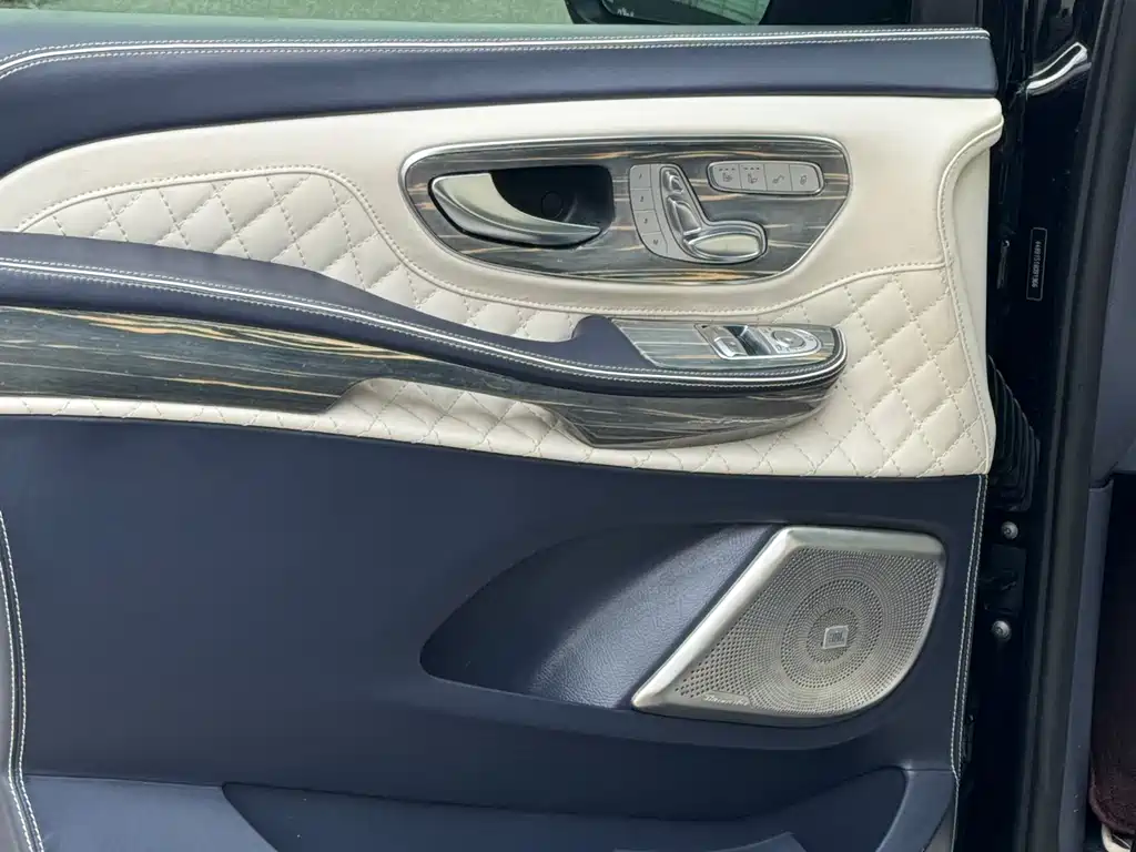 Mercedes-Benz V-Class 2020 — фото 16
