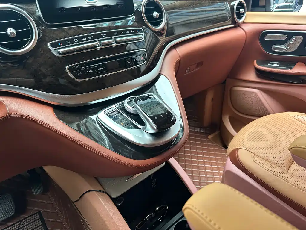 Mercedes-Benz V-Class 2019 — фото 11