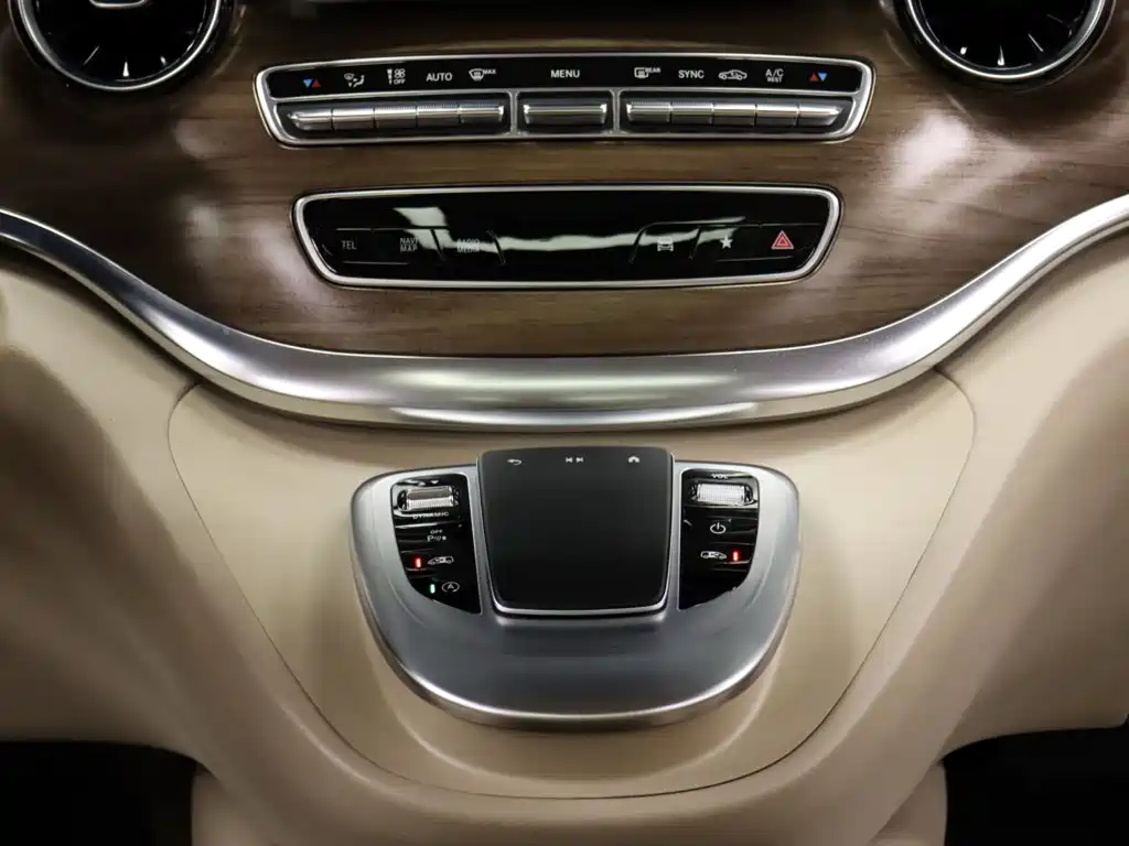 Mercedes-Benz V-Class 2022 — фото 15