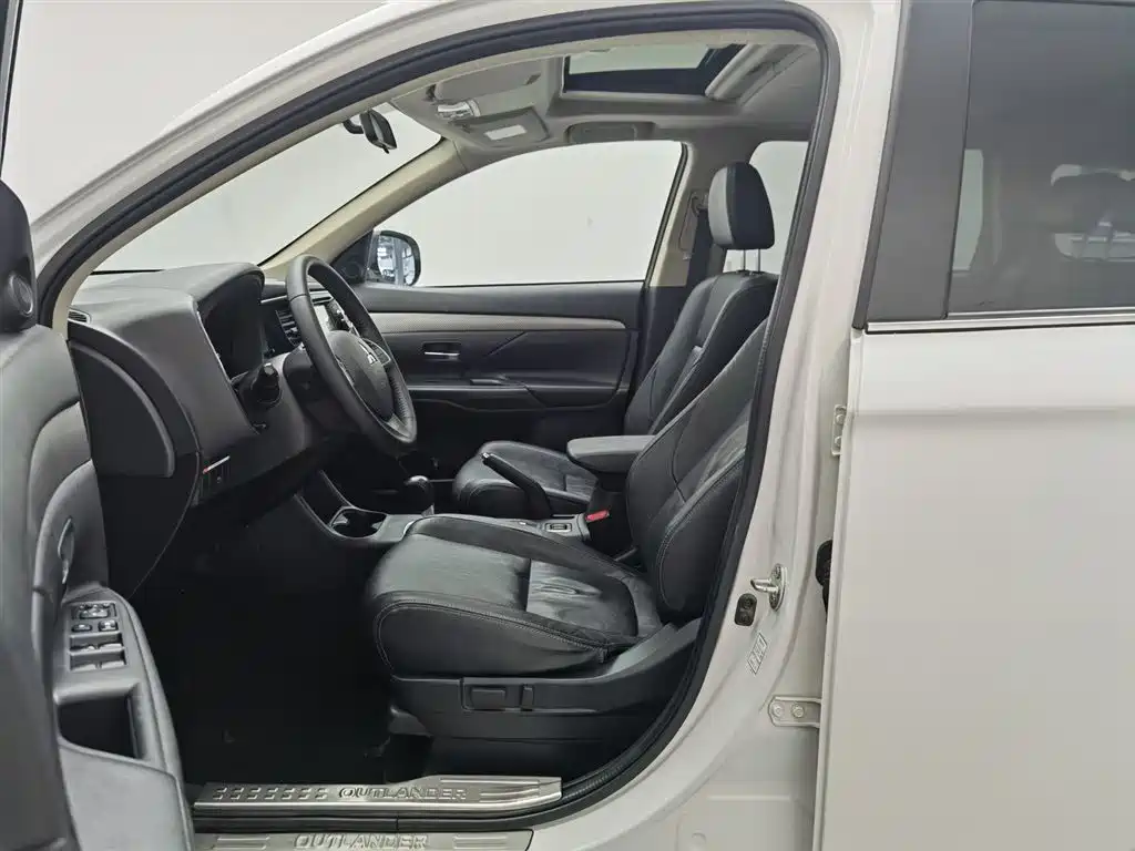 Mitsubishi Outlander 2015 — фото 10