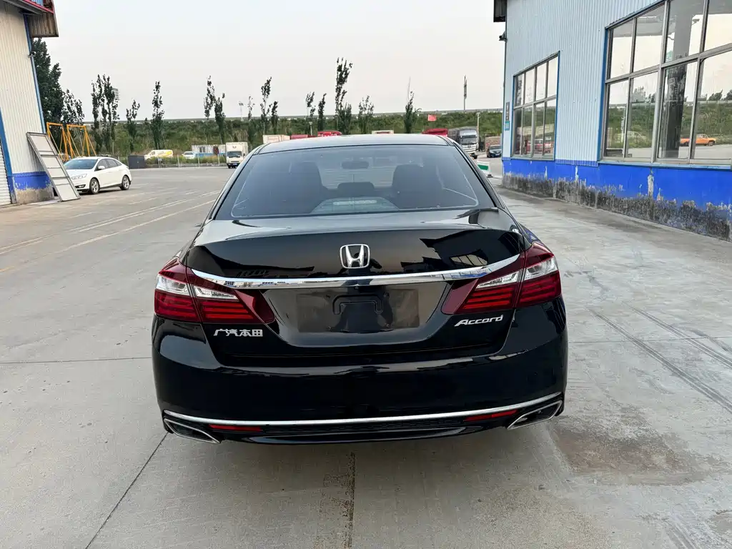 Honda Accord 2017 — фото 9